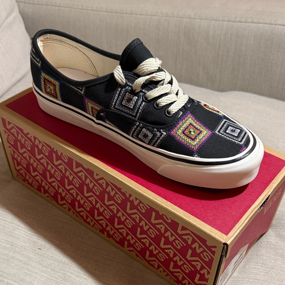 Vans Men's Black Sneakers with Multicolor Pattern - Picture 2 of 8